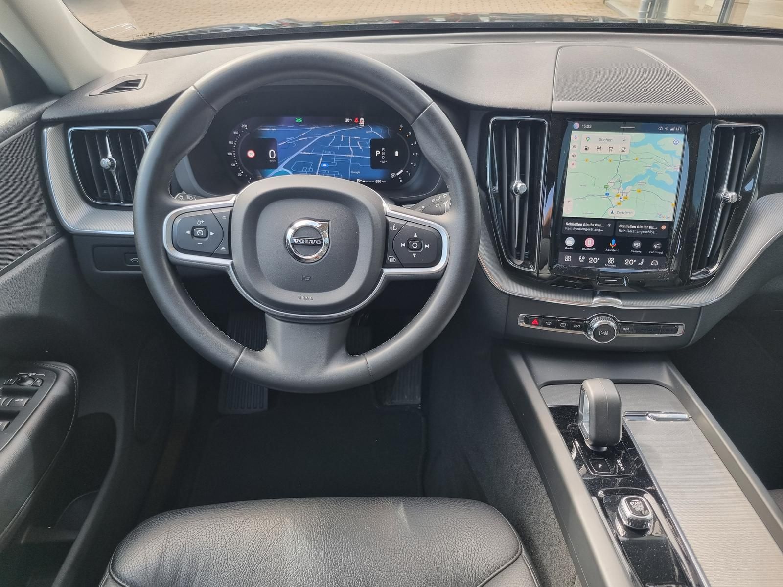 Fahrzeugabbildung Volvo XC60 B4 D Core 'Ganzjahresreifen, Google Maps'