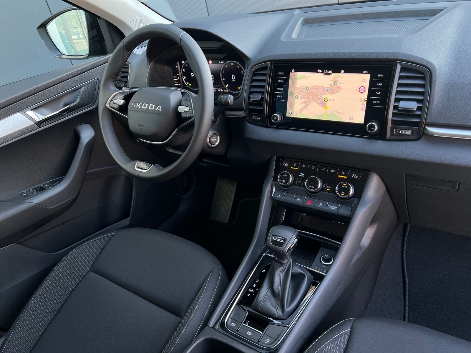 Fahrzeugabbildung SKODA Karoq Tour 1.5 TSI DSG *AHK, 17" LM-Felge, Navi,