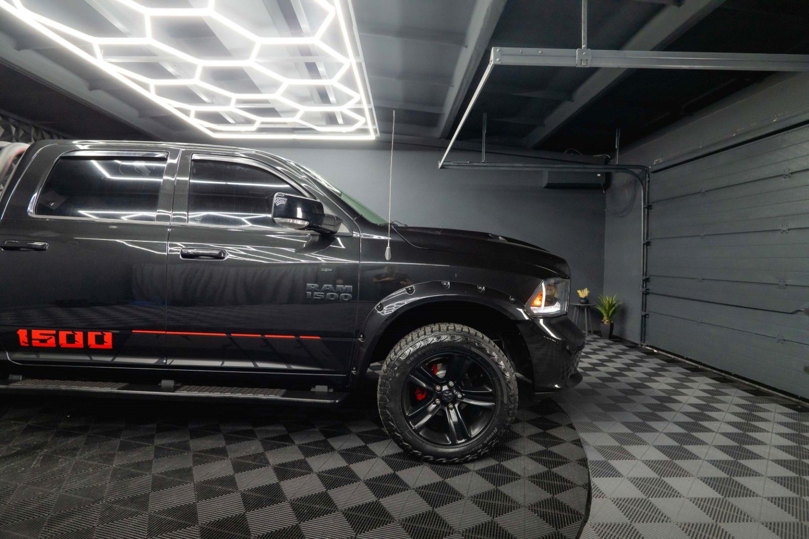 Fahrzeugabbildung Dodge RAM 5.7 V8 HEMI 4x4 OFFROAD Night-Paket LONGBED