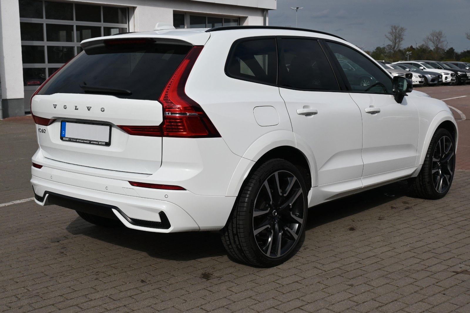 Fahrzeugabbildung Volvo XC60 B4 D AWD Autom R-Design*STDHZG*LUFT*ACC*AHK