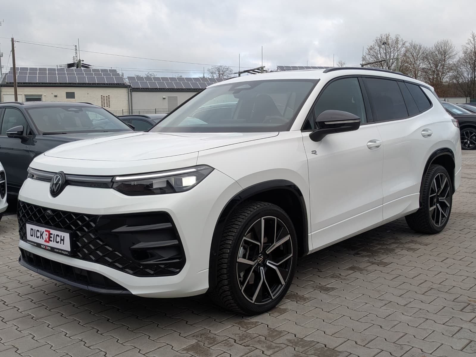 Fahrzeugabbildung Volkswagen Tayron 2.0 TDI 4M R-Line BLACK*7S*AHK*PANO*HUD