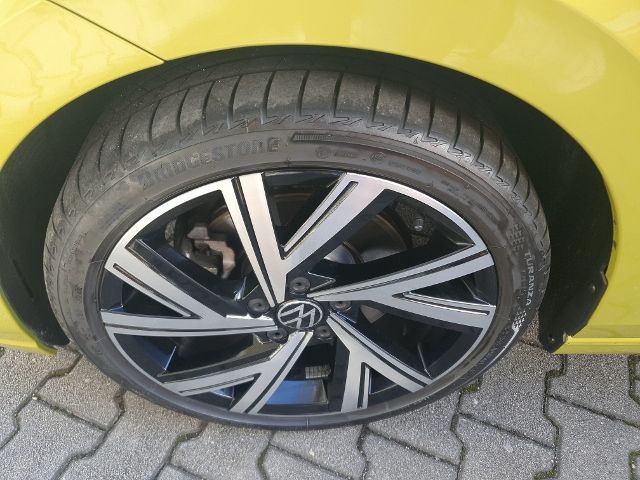 Fahrzeugabbildung Volkswagen Golf VIII STYLE 1,5 eTSI PANO STHG HARMAN KARDON