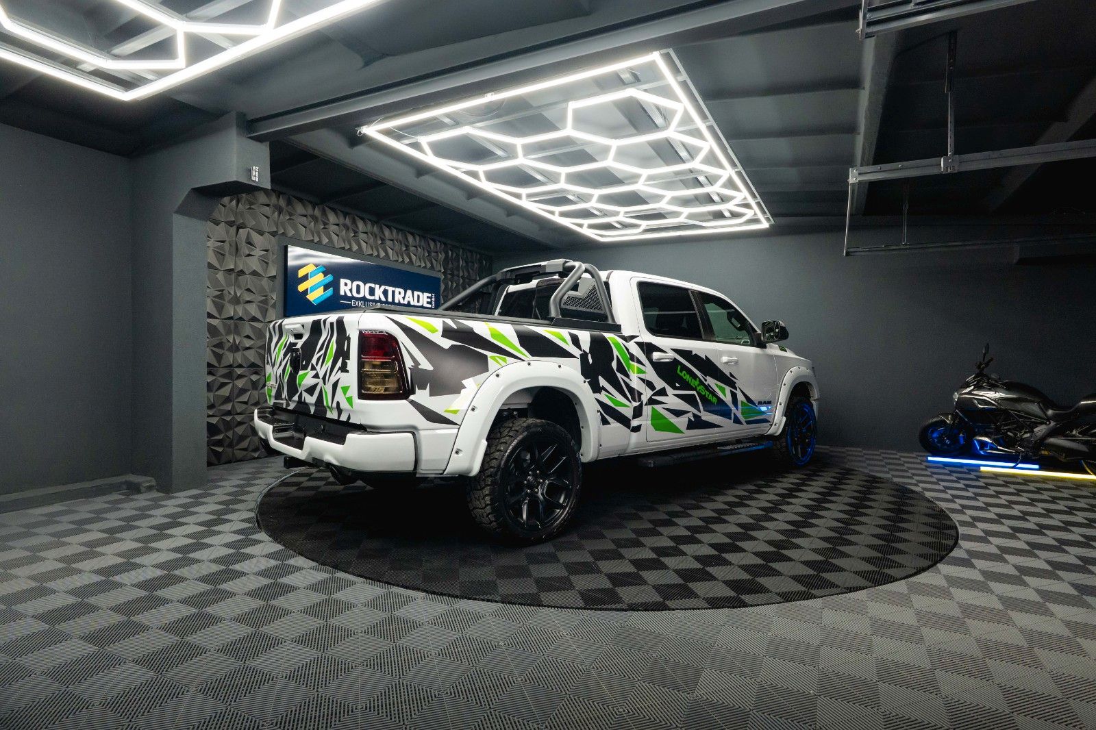 Fahrzeugabbildung Dodge RAM 5.7 V8 HEMI 4x4 OFFROAD Night-Paket LONGBED