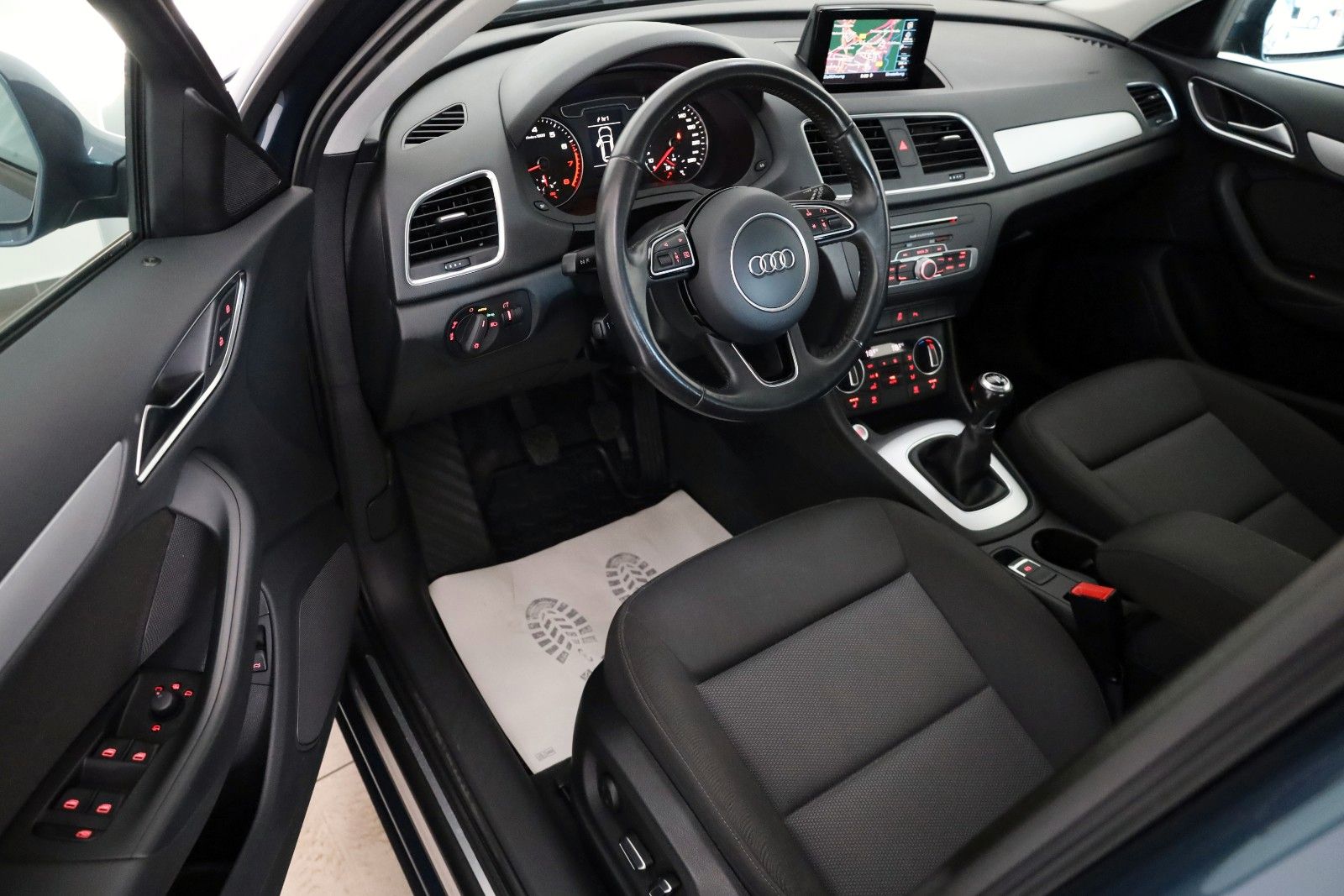 Fahrzeugabbildung Audi Q3 S Line, Navi,LED,Keyless,PDC,SH,AHK SR+WR