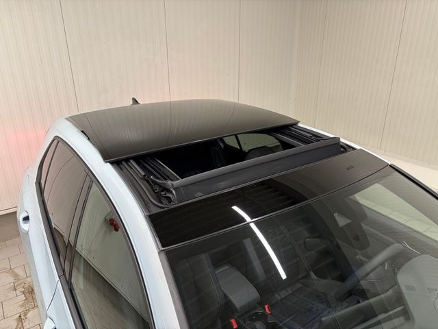 Golf VIII R-Line 2.0 TDI DSG IQ.LIGHT PANO NAVI