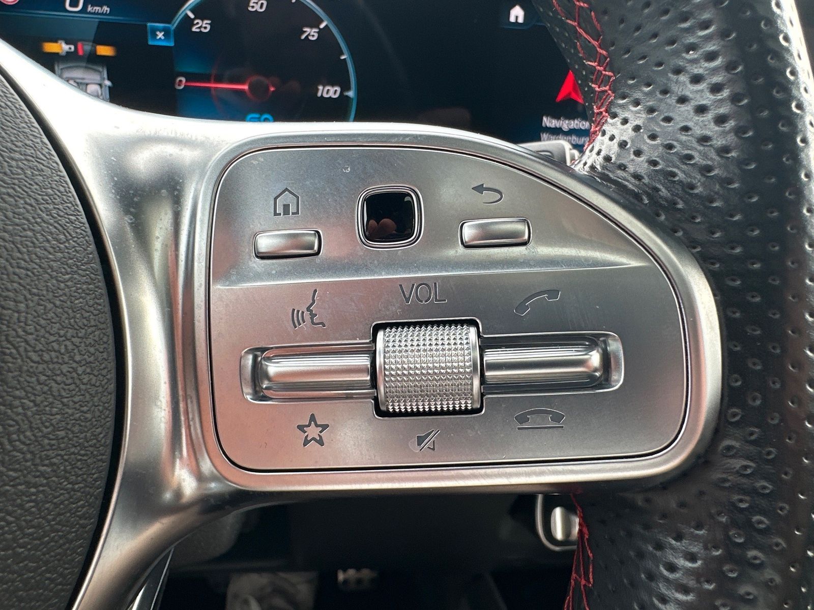 Fahrzeugabbildung Mercedes-Benz EQB 250+ AMG Line NAV+LED+PANORAMA+ACC+360GRAD