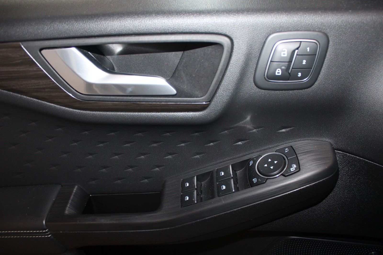 Fahrzeugabbildung Ford Kuga Vignale Aut. AWD LED AHK HUD 2xCAM B&O uvm.