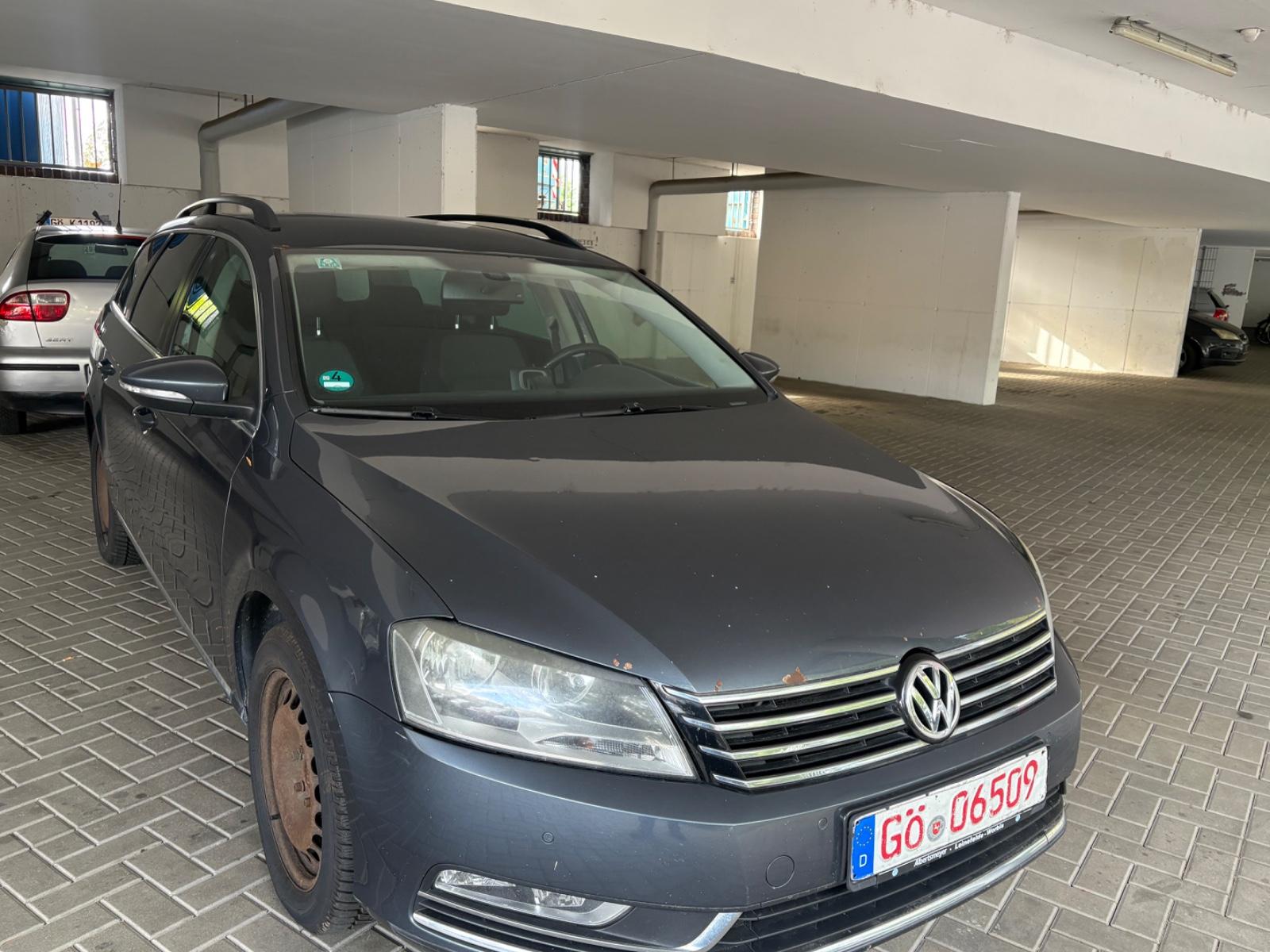 Volkswagen Passat 2011 — rear view