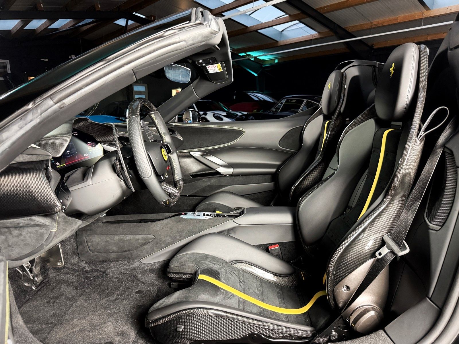 Fahrzeugabbildung Ferrari SF90 Spider + Vollcarbon + Lift + NeroDS1250