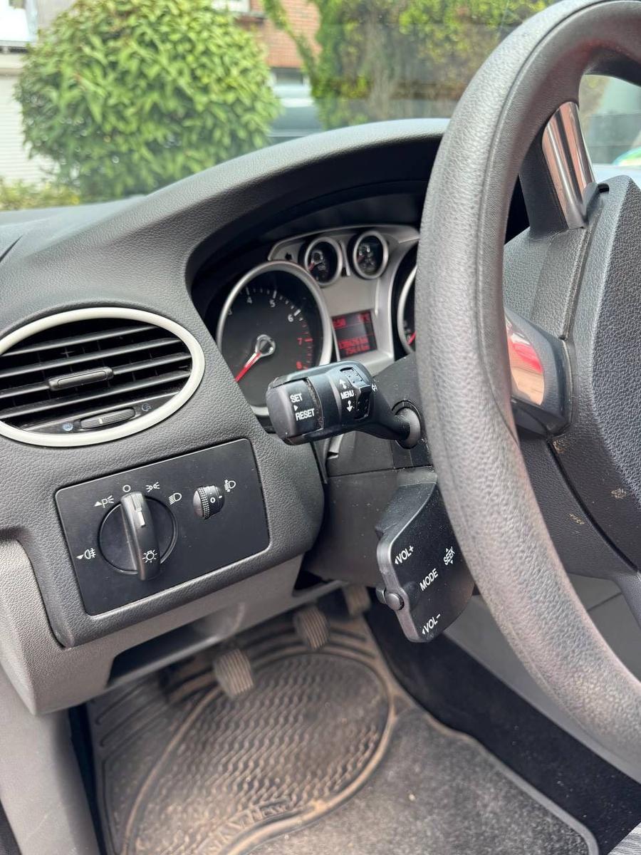 Ford Focus 2010 — photo 8