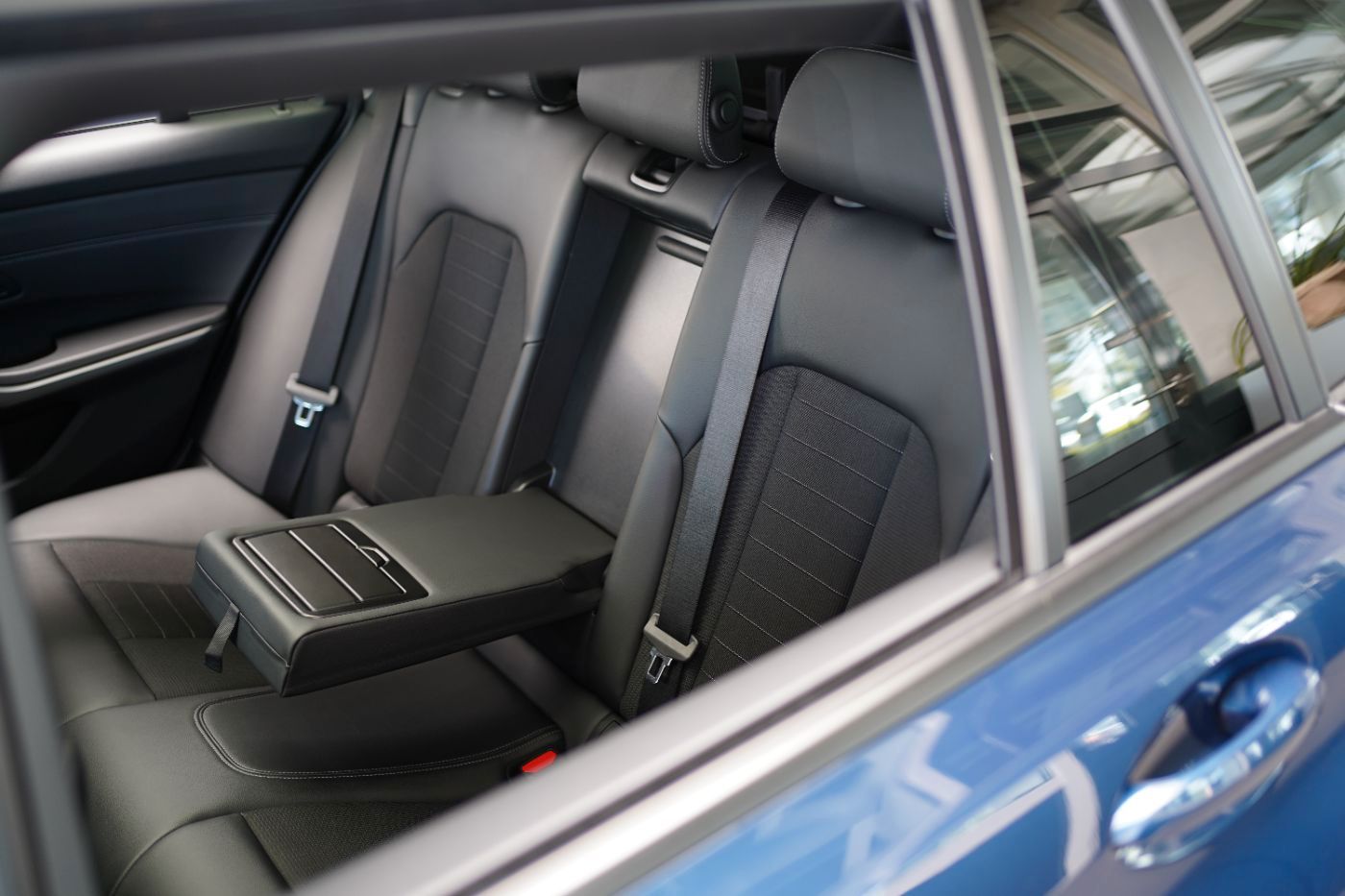 Fahrzeugabbildung BMW 330i Advantage +AHK+Glasdach+Head Up+Laserlicht+