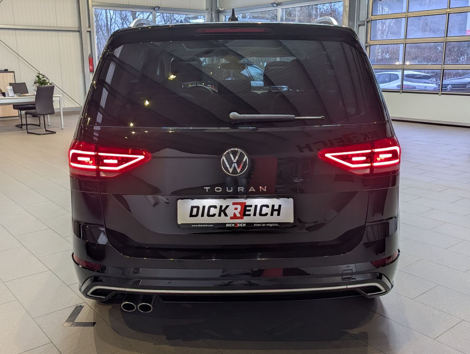 Fahrzeugabbildung Volkswagen Touran 2.0 DSG R-Line High. Pano 7-Si IQ.Dri AHK