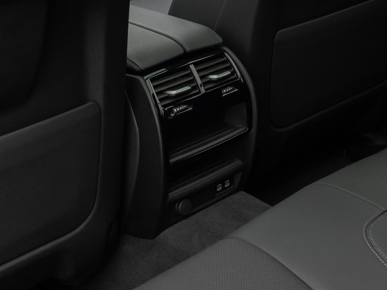 Fahrzeugabbildung BMW 530e Panorama DAB HiFi CockPitPro Alarm PDC LED
