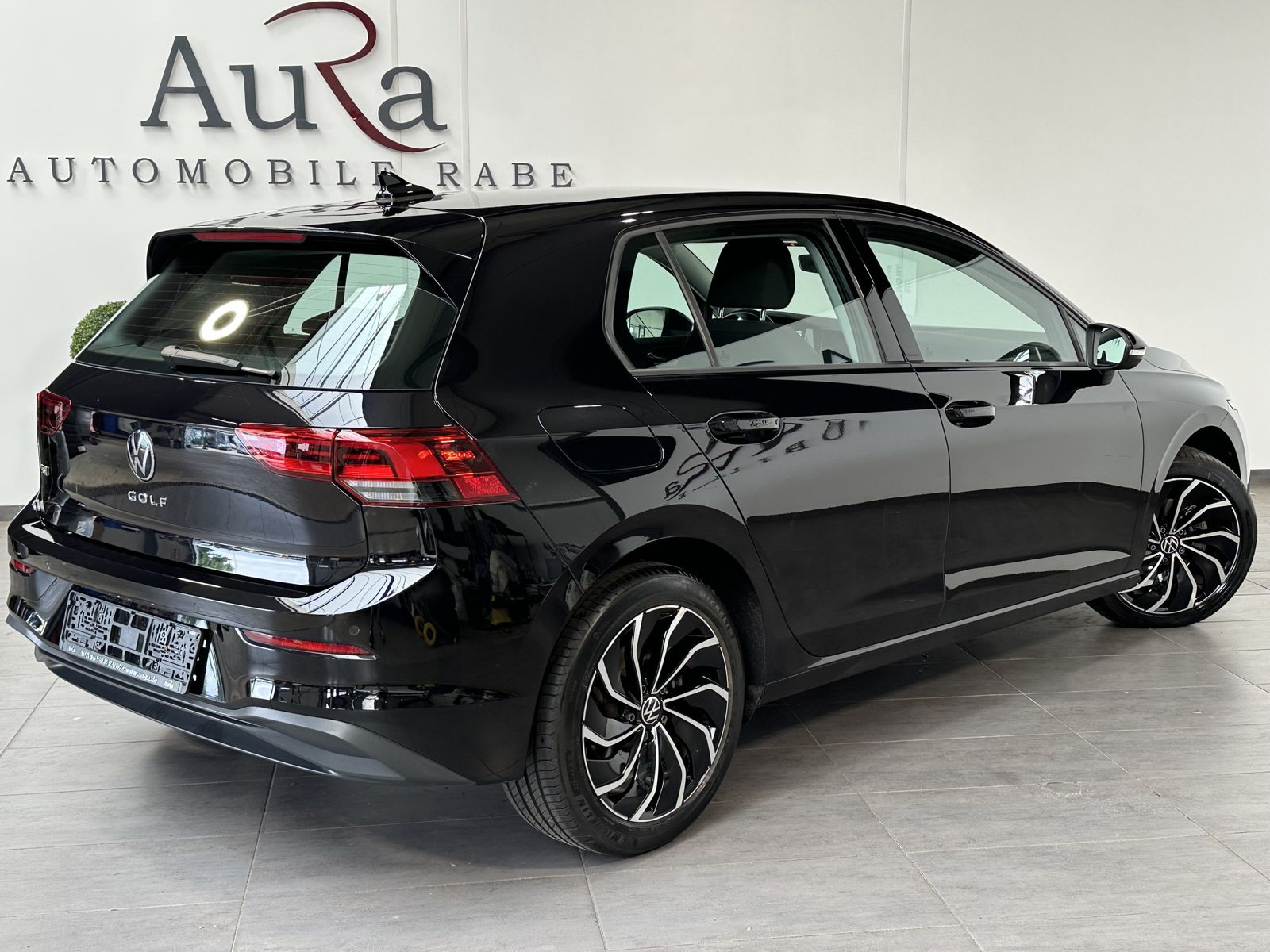 Fahrzeugabbildung Volkswagen Golf VIII 2.0 TDI DSG Life NAV+LED+ACC+17ZOLL+PP
