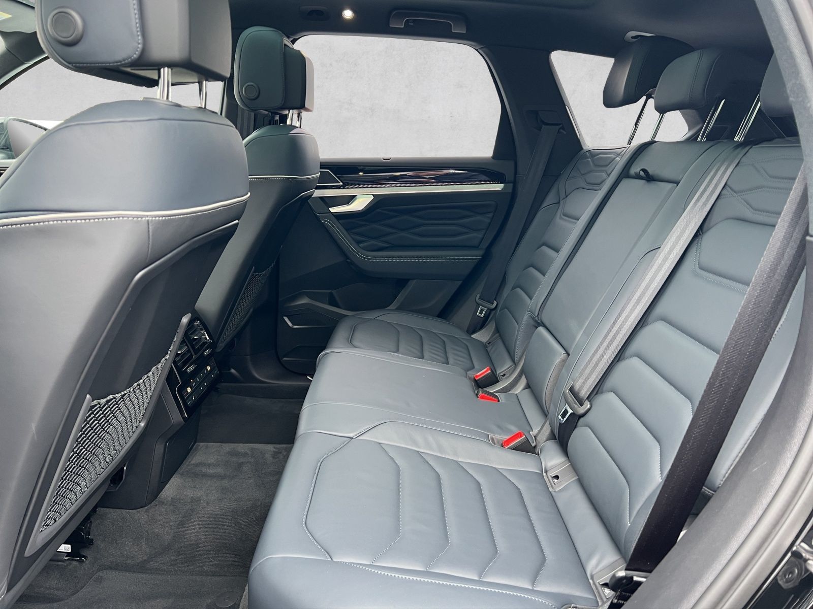 Touareg R-Line 3.0 V6 TDI 4M Leder*AHK*Luft*Blac