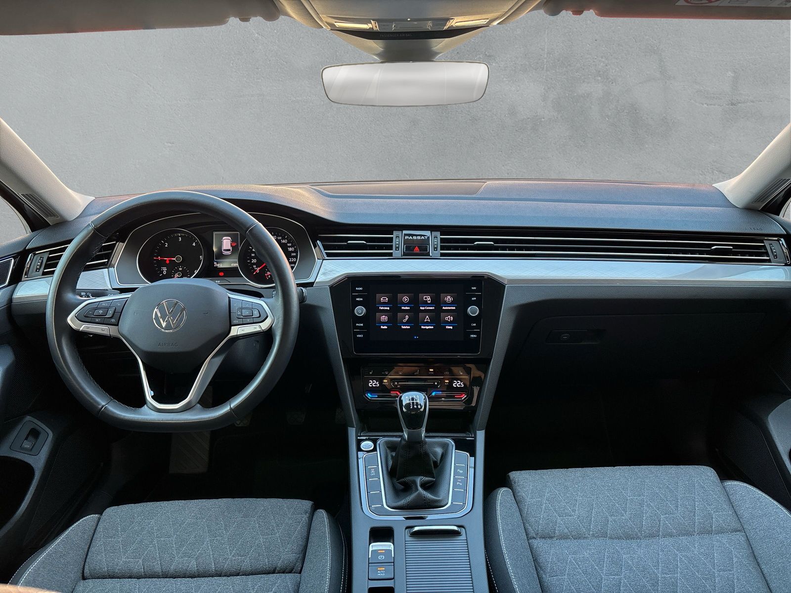 Fahrzeugabbildung Volkswagen Passat Variant 2.0 TDI HuD AHK Keyless Kamera