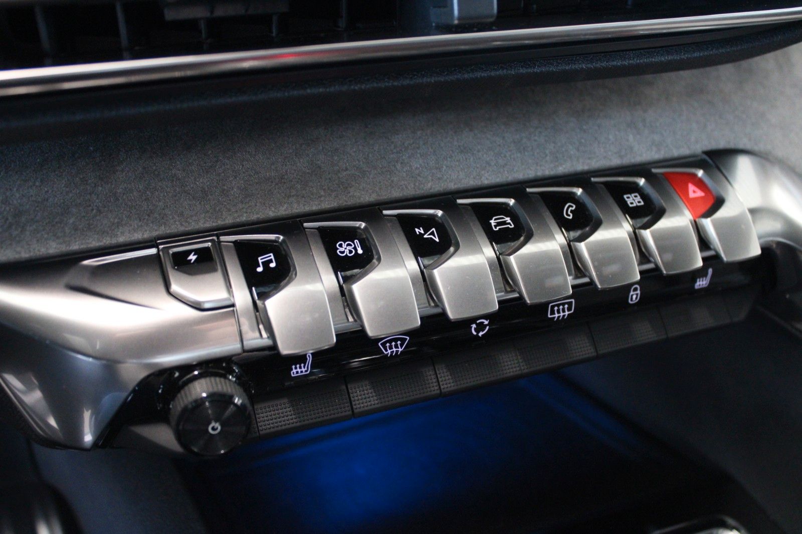 Fahrzeugabbildung Peugeot 3008 HYBRID4 300 e-EAT8 GT Full LED Panodach uvm