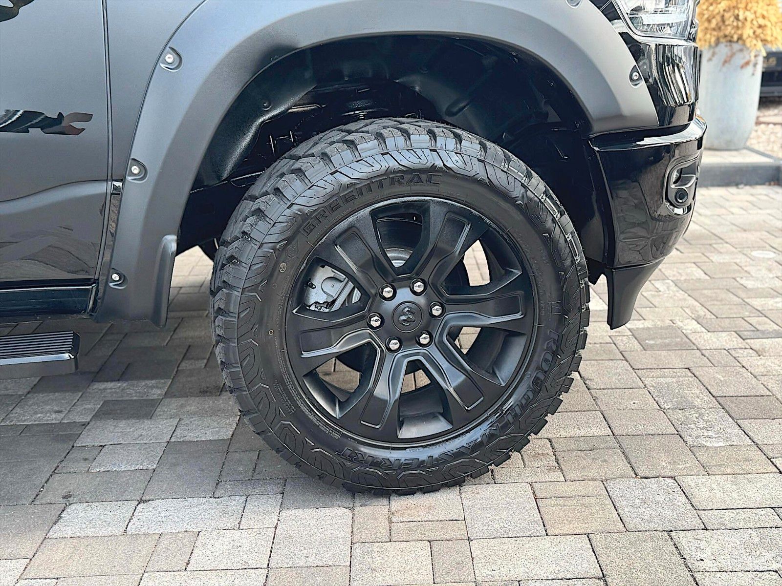Fahrzeugabbildung Dodge RAM 5.7 V8 HEMI BLACK Edition Offroad 4x4 Tesla