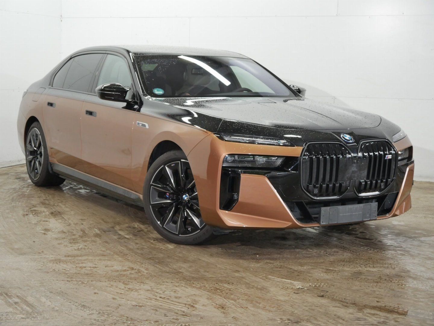 Fahrzeugabbildung BMW i7 M70 xDrive Limousine Sonderlackierung B&W Sur