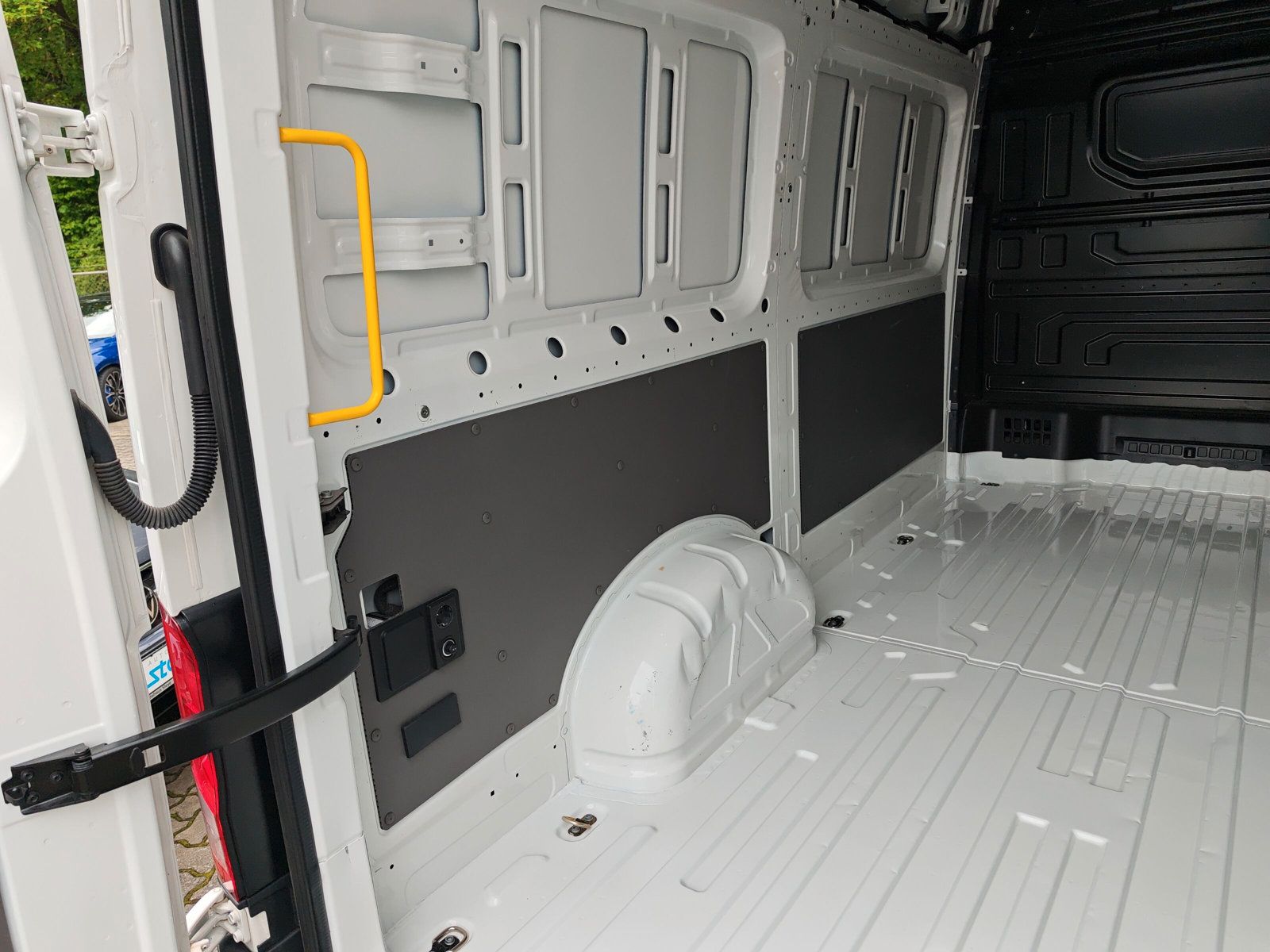 Crafter Kasten 35 MR Hochd TDi DSG Navi Kamera