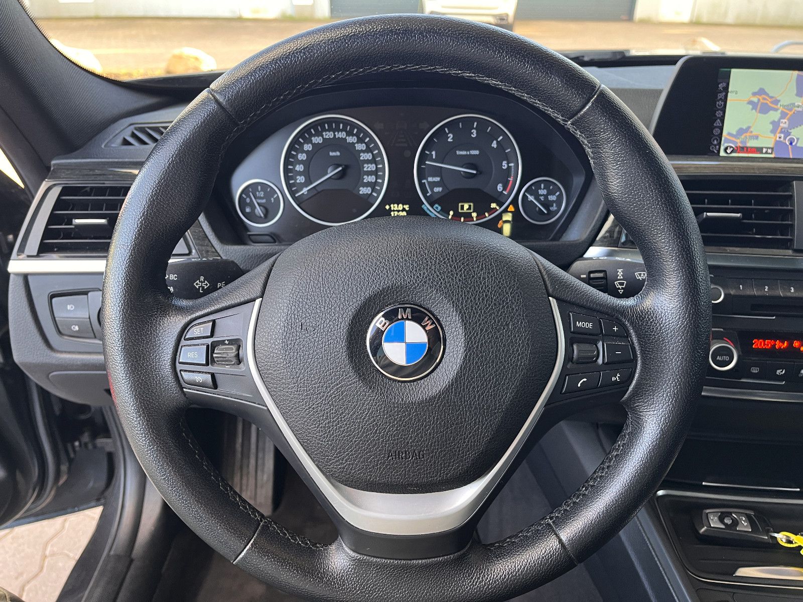 Fahrzeugabbildung BMW 330 Touring 330 d xDrive Automatik/ Panorama