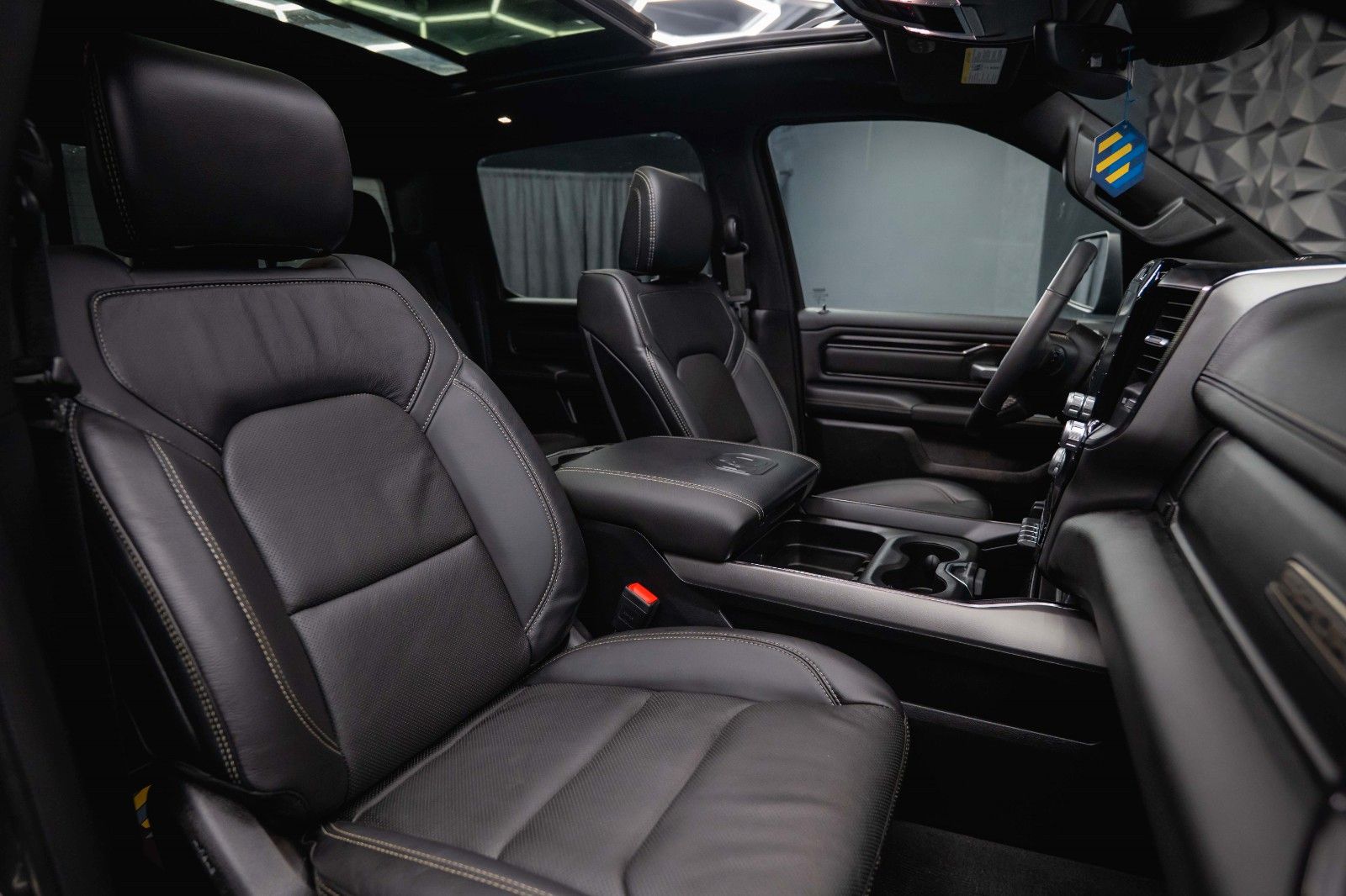 Fahrzeugabbildung Dodge RAM 5.7 V8 HEMI 4x4 Sport Night *Pano*22 Zoll*