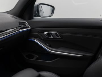 Fahrzeugabbildung BMW 320d Tour Sport Line AHK Standheizung LaserLicht