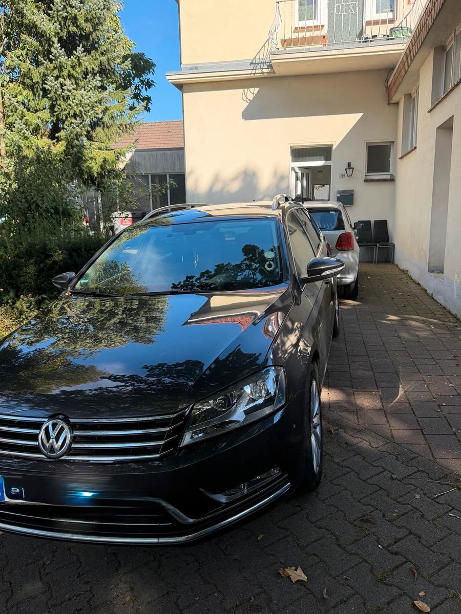 Volkswagen Passat 2011 — interior
