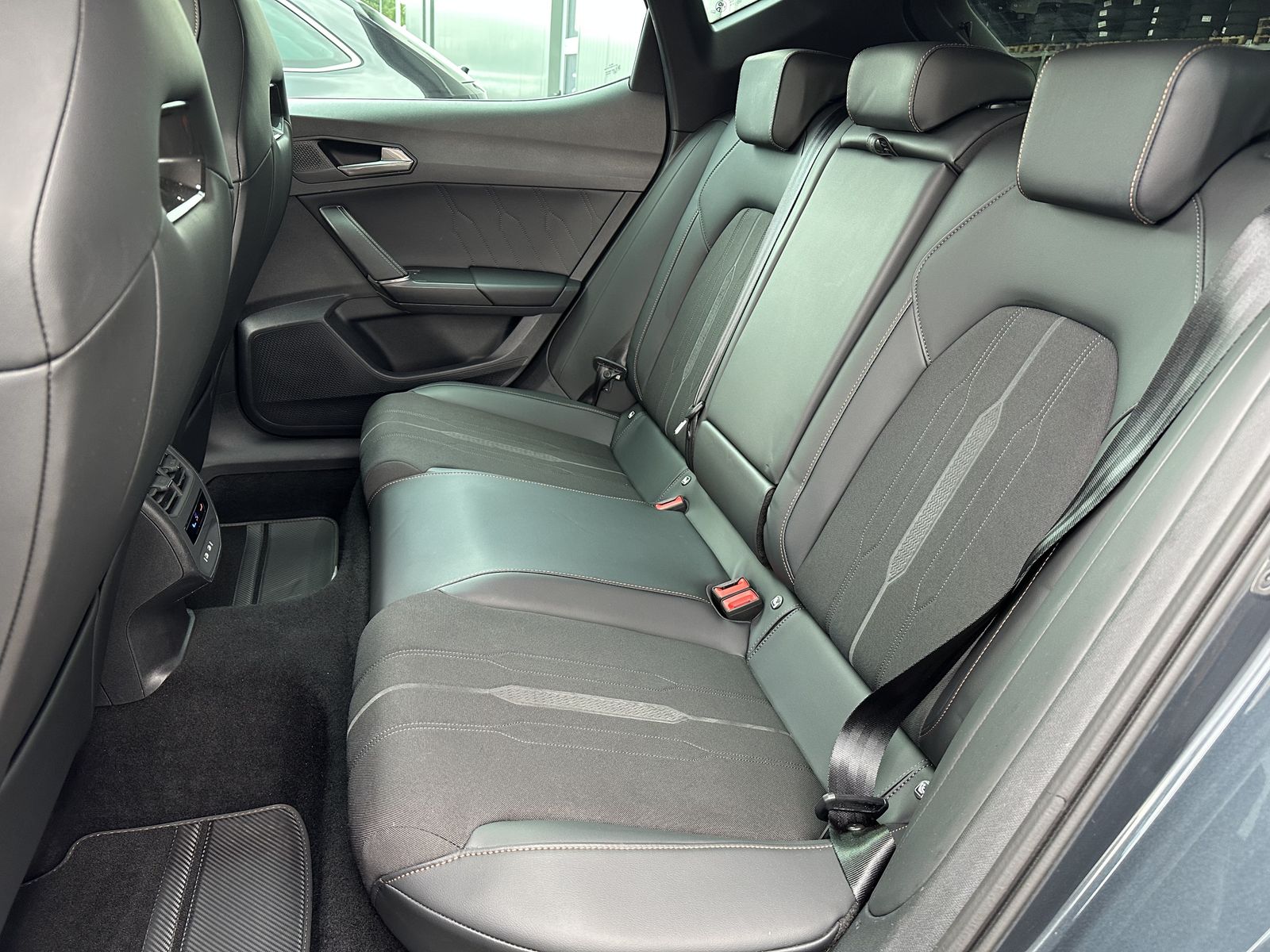 Fahrzeugabbildung CUPRA Leon 1.4 eHybrid DSG VZ NAV+LED+PANORAMA+19ZOLL