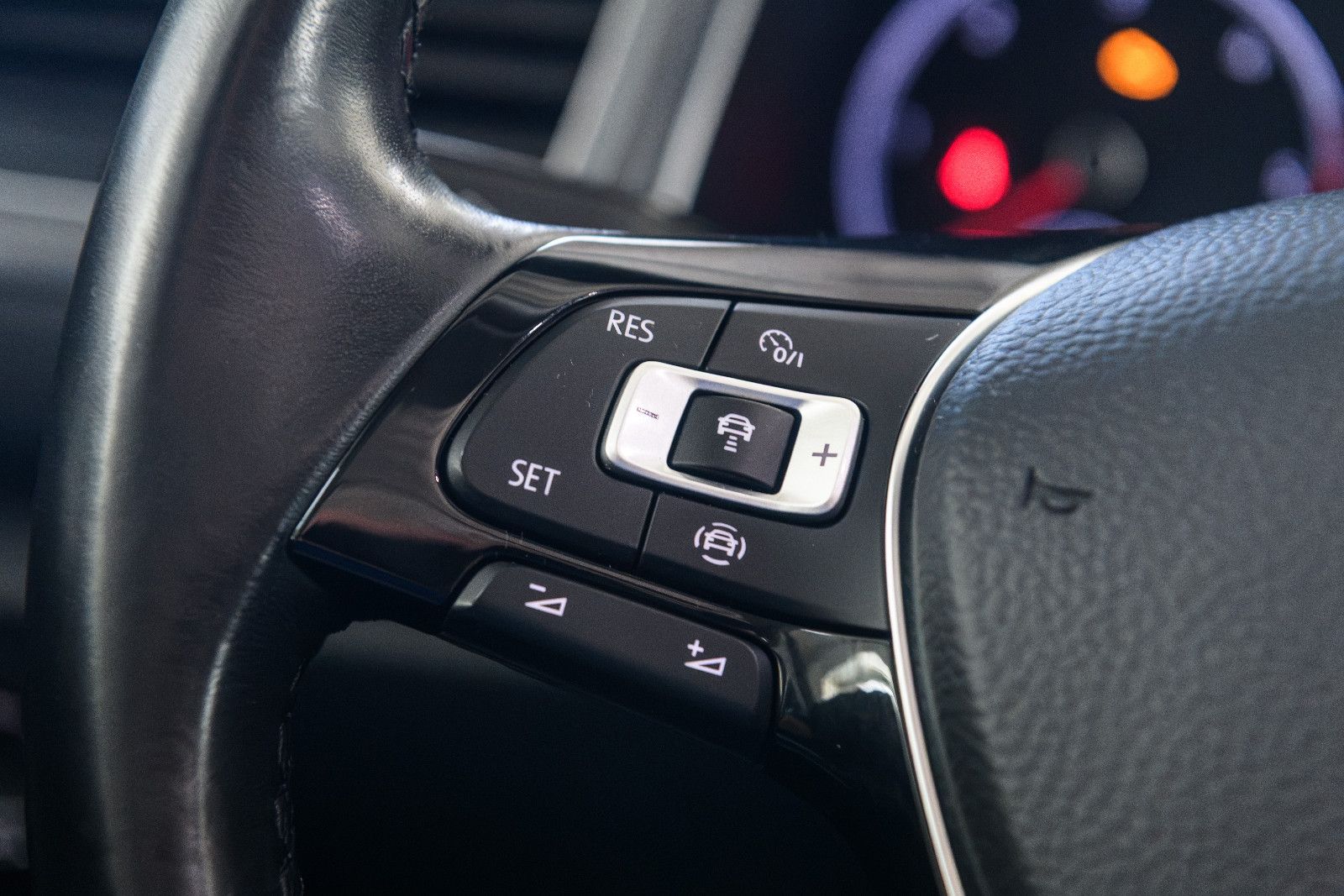 Fahrzeugabbildung Volkswagen T-Roc IQ.DRIVE+AHK+GJR+NAVI+PANORAMA+EL.HECKKLAP