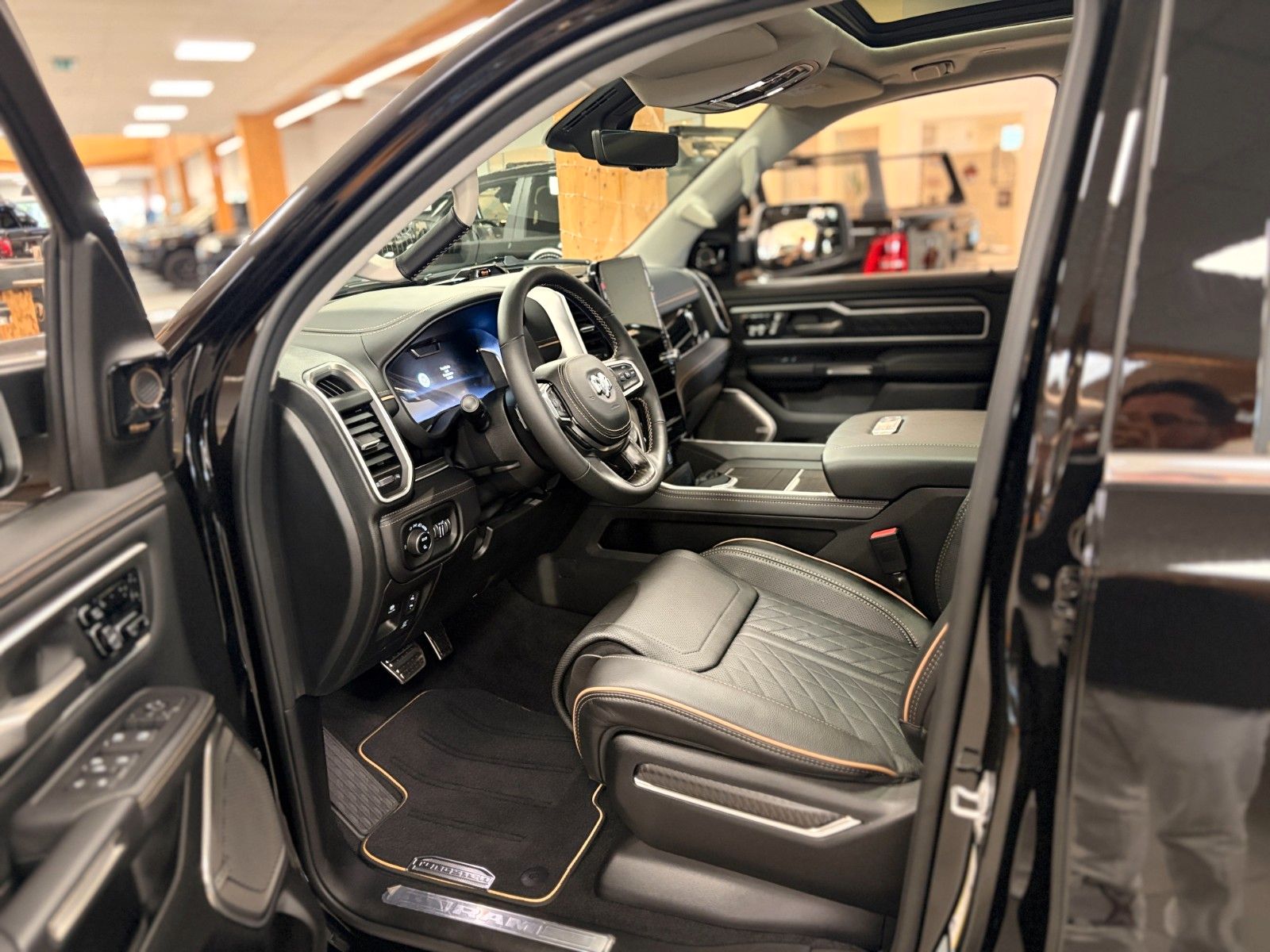 Fahrzeugabbildung Dodge RAM 1500 TUNGSTEN CREW CAB H/O Black Interieur