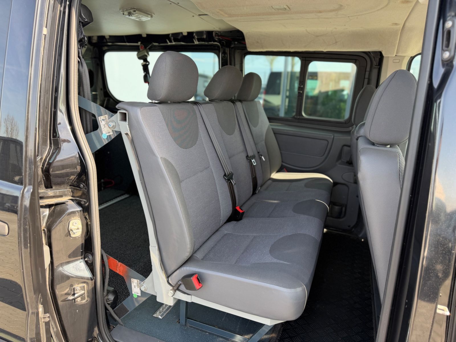 Proace L2H1 Comfort 2.0 6-Sitzer Rollstuhl Rampe