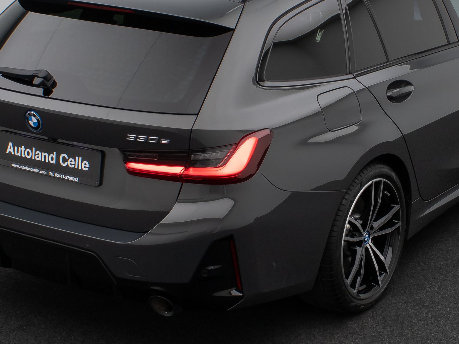 Fahrzeugabbildung BMW 330e xD M Sport Panorama Kamera HUD H/K AHK 19"