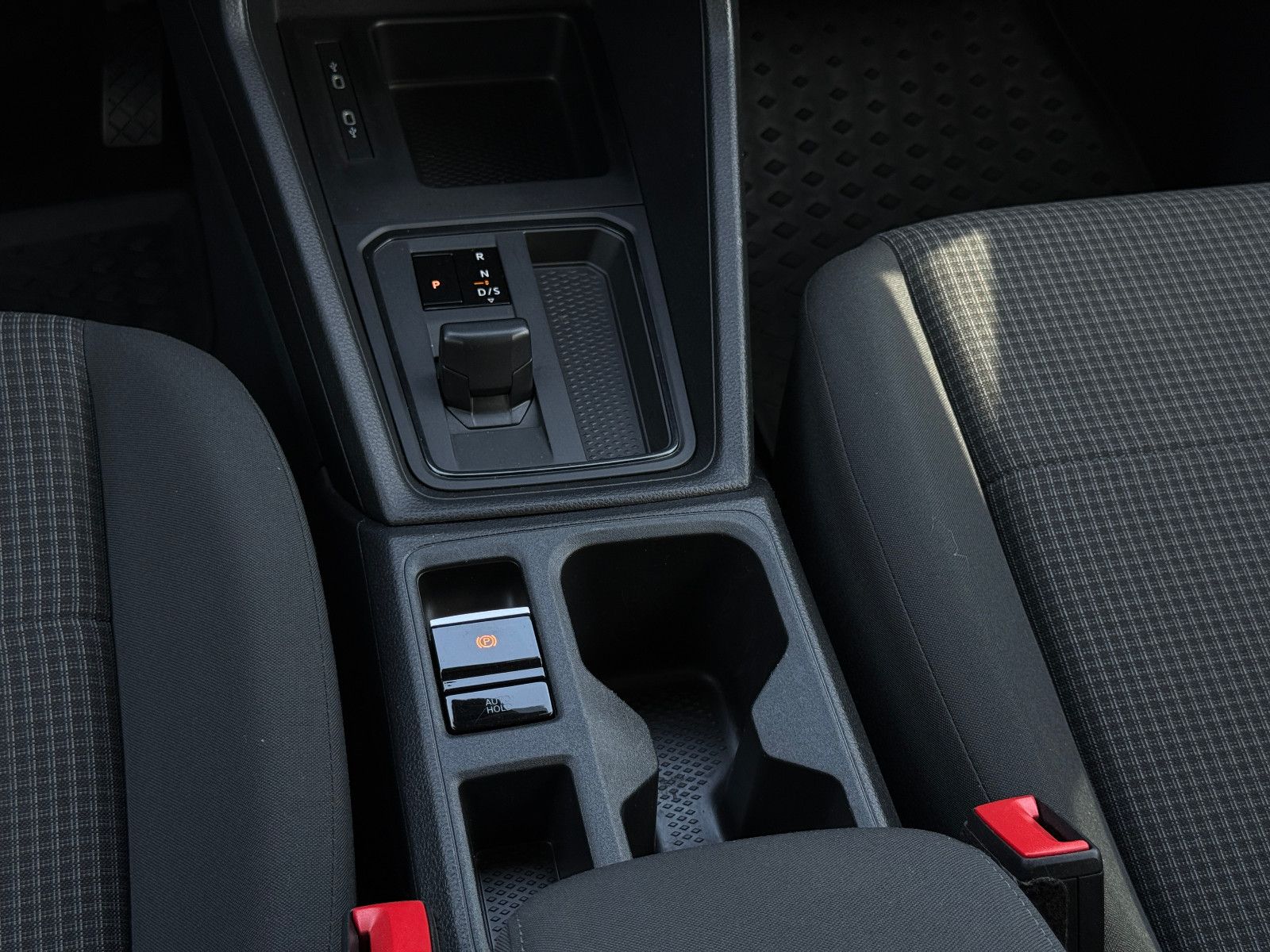 Fahrzeugabbildung Volkswagen Caddy 2.0 TDI DSG AHK DAB GRA Navi Kamera SHZ