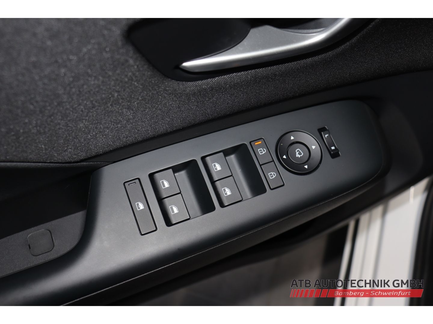 Fahrzeugabbildung Hyundai KONA Elektro Trend 2WD 65,4kWh 99,3% SOH Navi 36