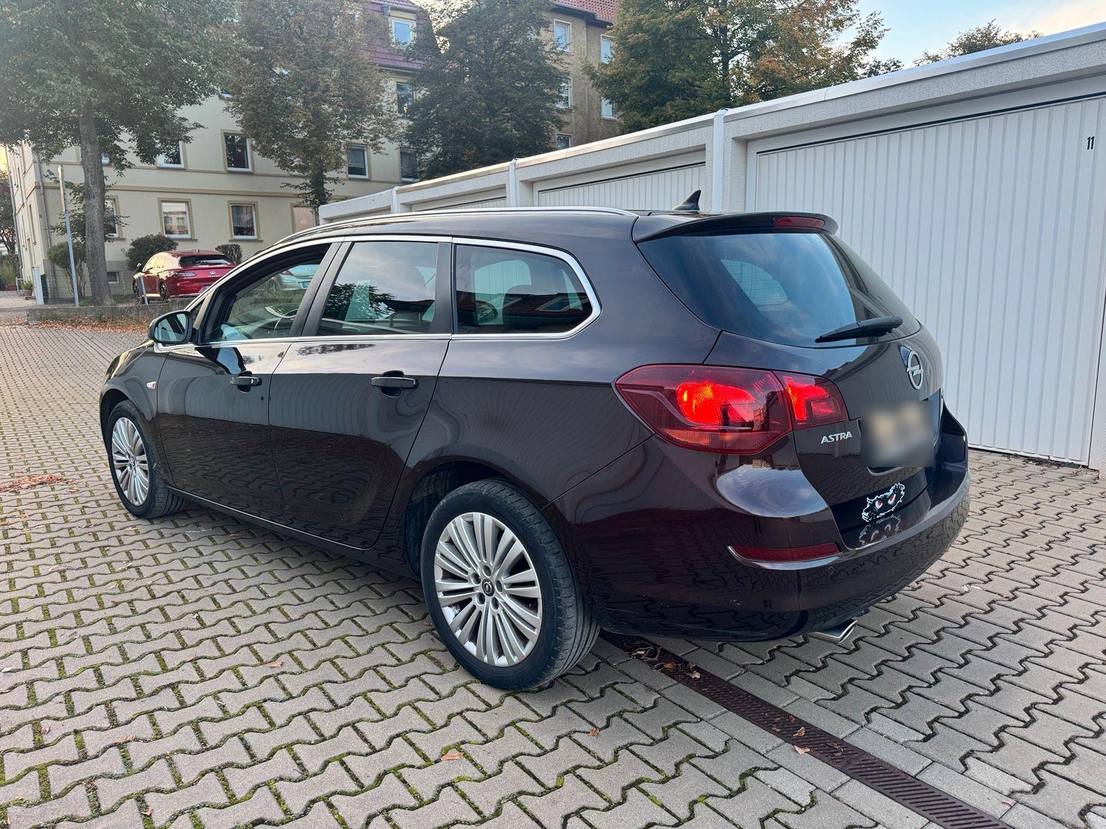 Opel Astra 2011 — photo 5
