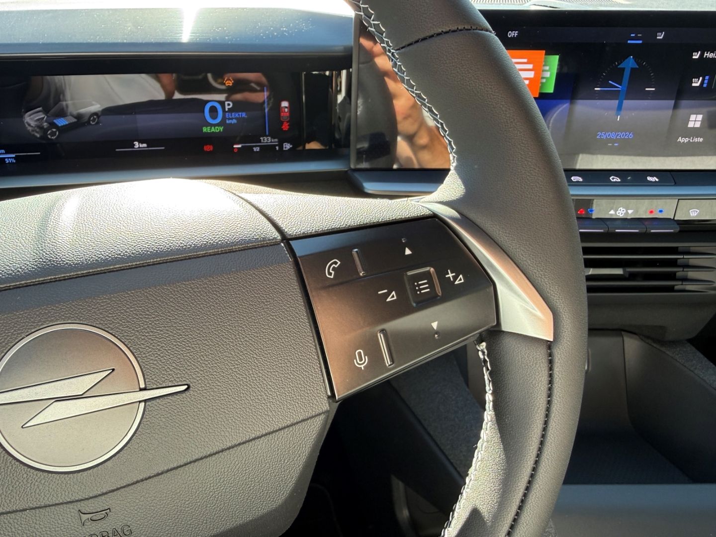 Fahrzeugabbildung Opel Grandland 1.6 Plug-in-Hybrid mit AHK+Allwetter