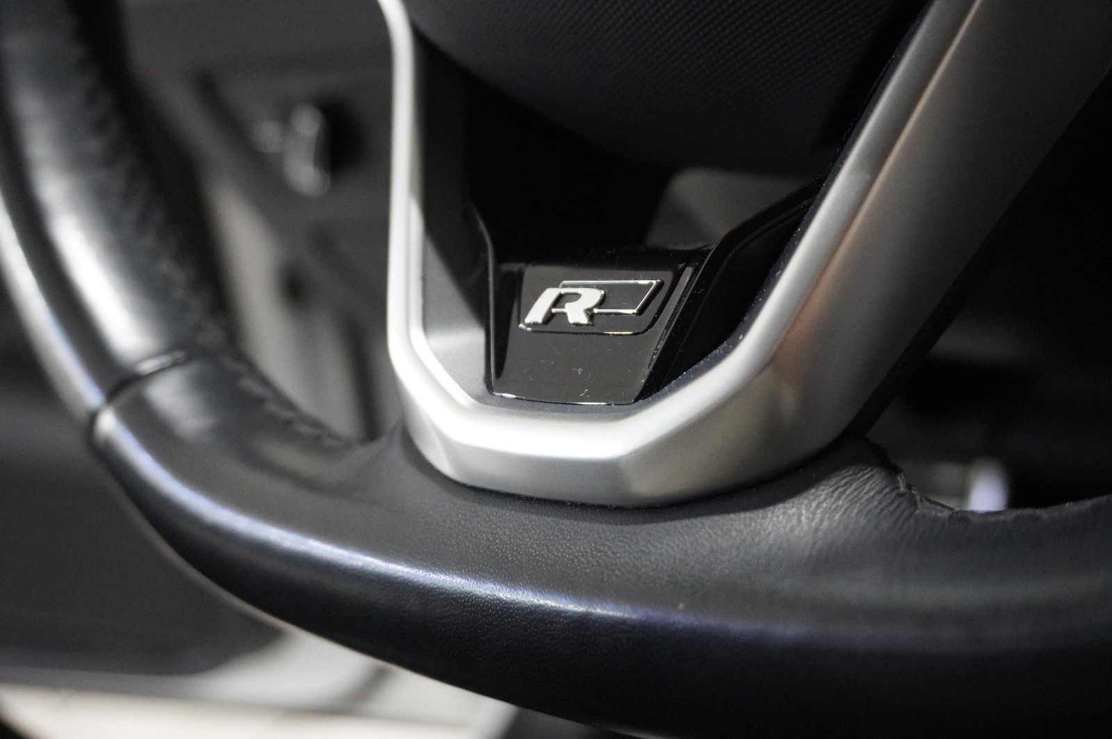 Fahrzeugabbildung Volkswagen Passat VARI. 2.0D R-LINE 4M NAVI/LED/KAMERA/AHK