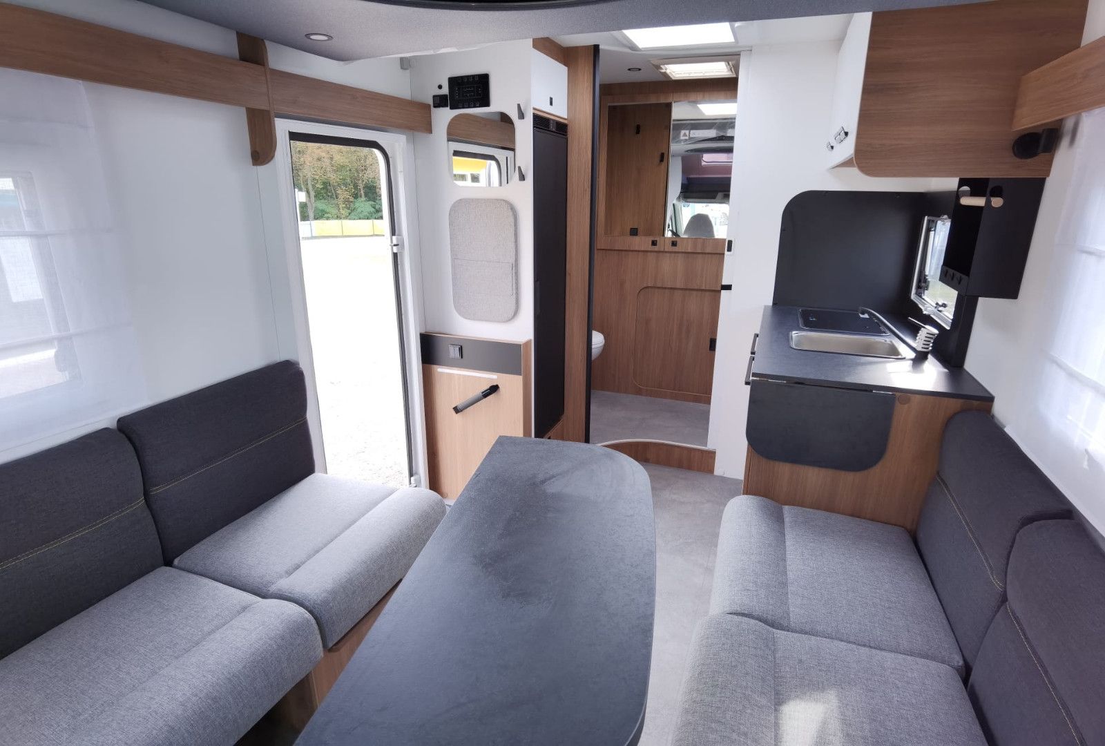 Fahrzeugabbildung Challenger 260 Graphite Edition M27