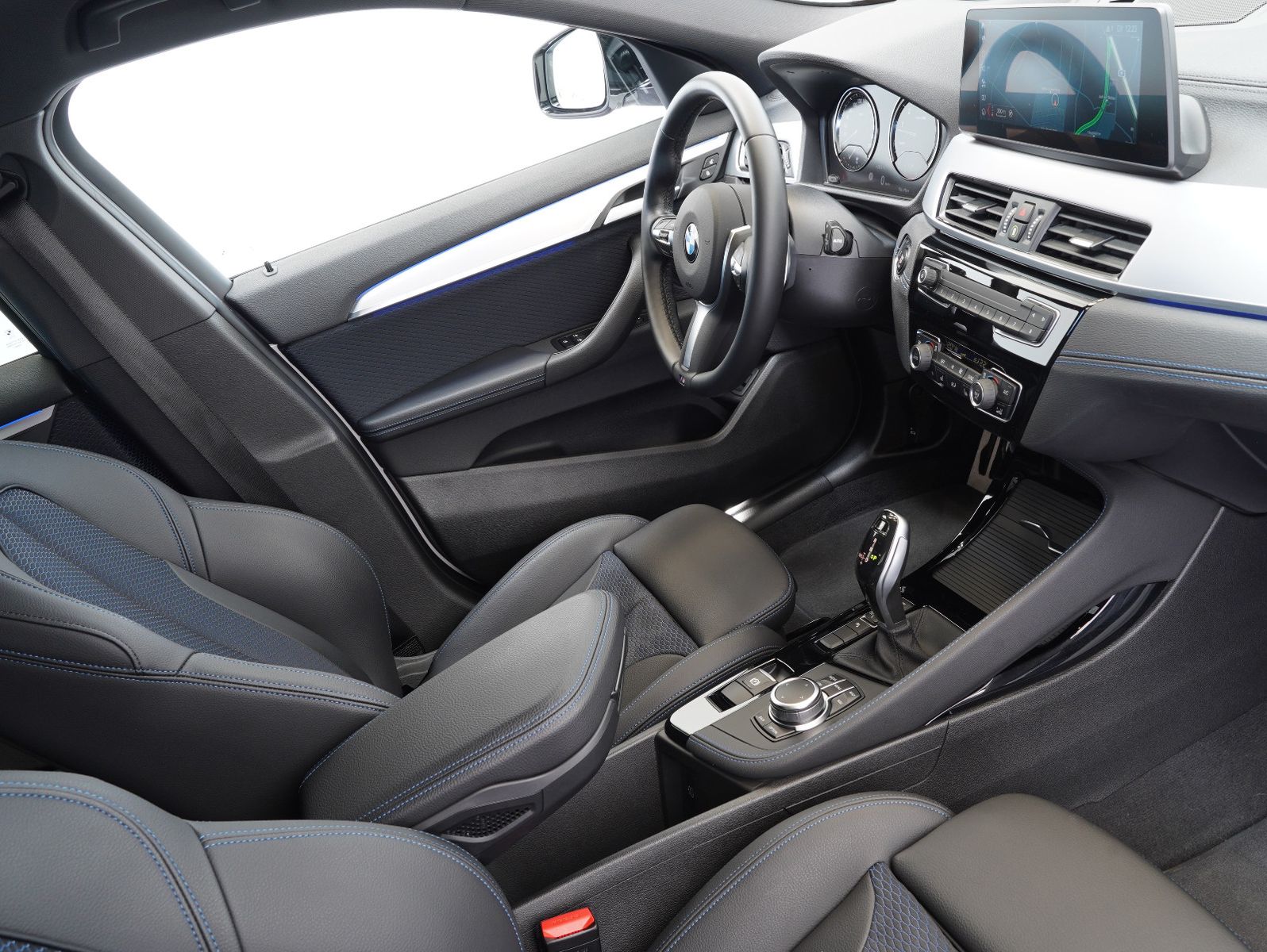 Fahrzeugabbildung BMW X2 sDrive 20 i M Sport LED/HEADUP/KEYLESS/KAMERA
