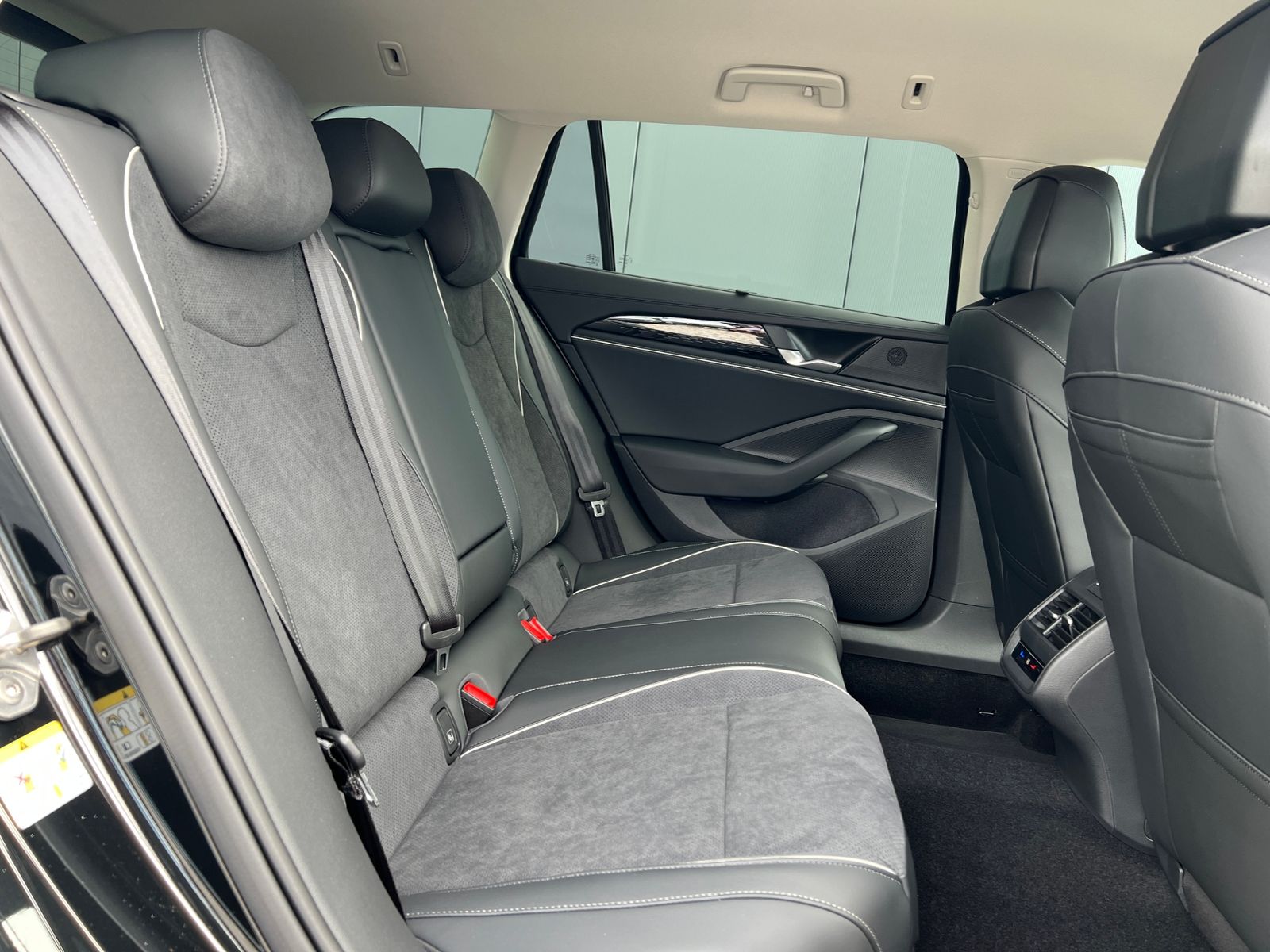 Fahrzeugabbildung Volkswagen Passat Variant Elegance 1.5 eTSI DSG *AHK, ACC,