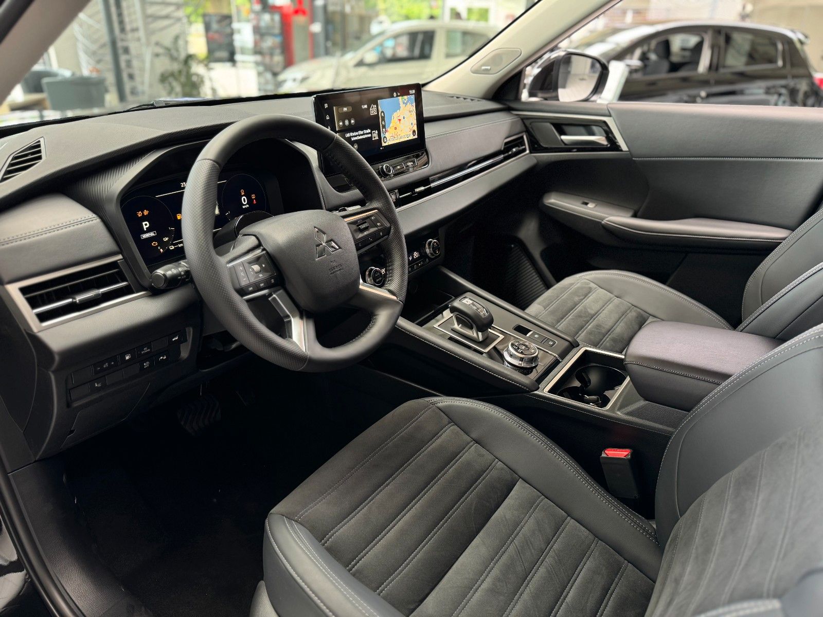 Fahrzeugabbildung Mitsubishi Plug-in Hybrid Outlander Intro Edition