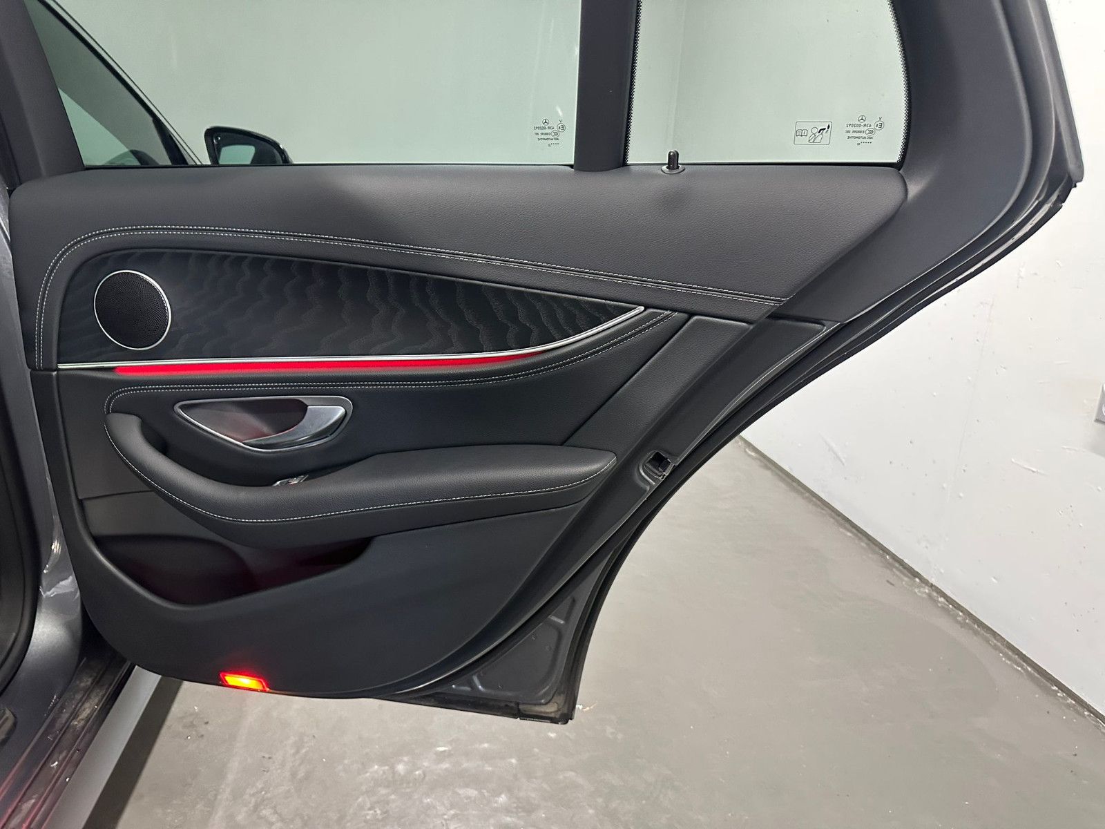 Fahrzeugabbildung Mercedes-Benz E 400 d 4MATIC T *AMG-LINE*PANO*AHK*LEDER*