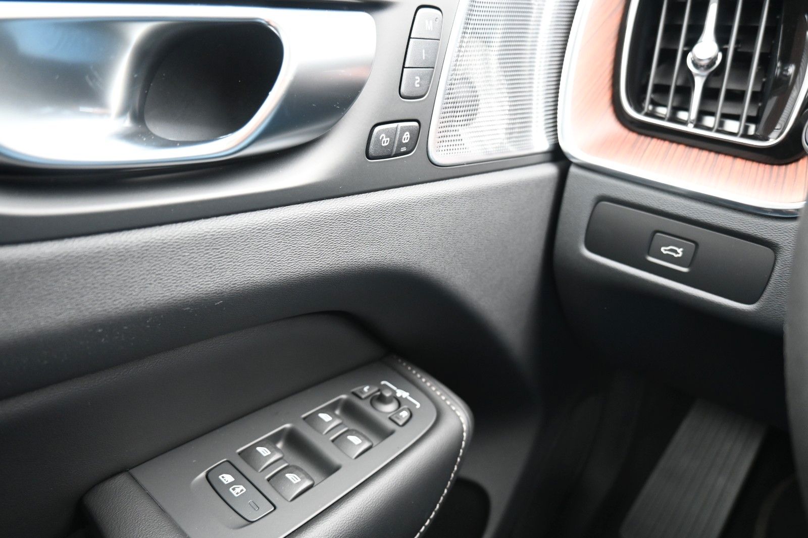 Fahrzeugabbildung Volvo XC60 T8 RC AWD Ultra Dark*LUFT*360*ACC*AHK