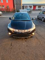Honda Civic - Honda Civic aus 2007 mit Benzin-Antrieb