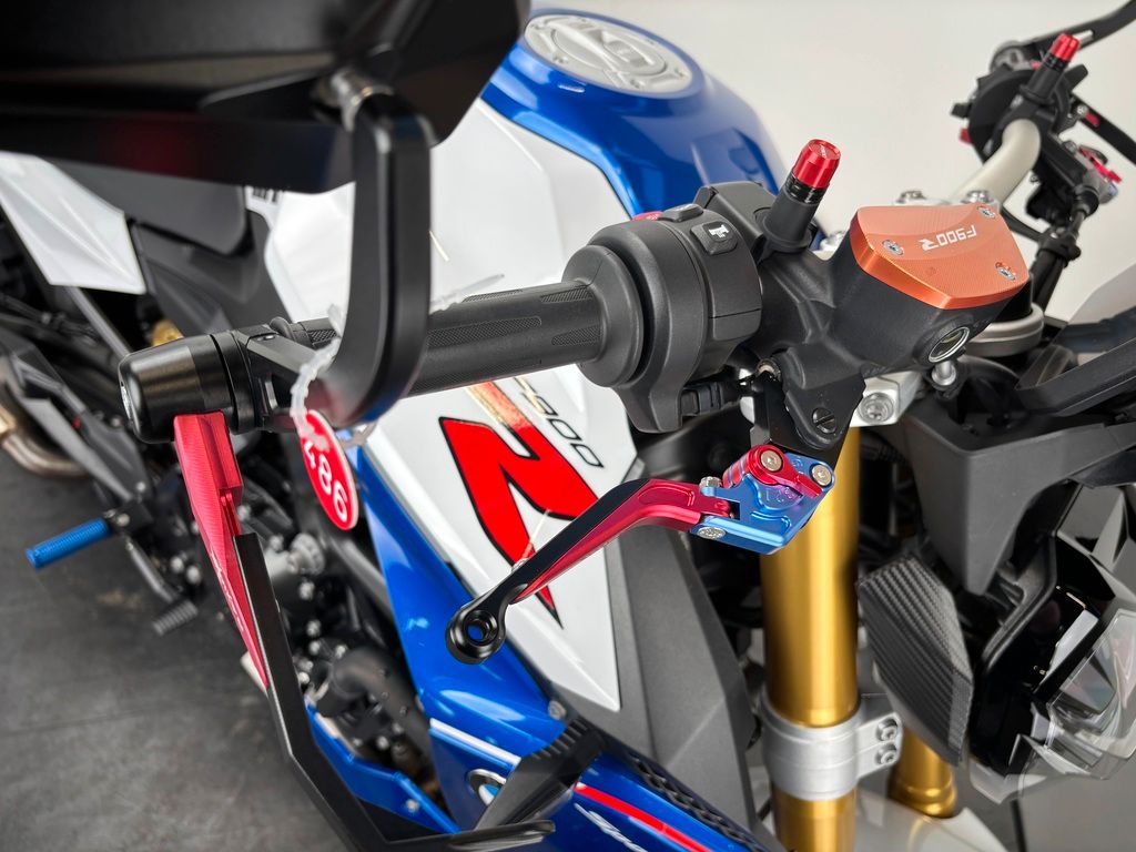 Fahrzeugabbildung BMW F900 R *TOP-AUSSTATTUNG *1. HAND *ARROW