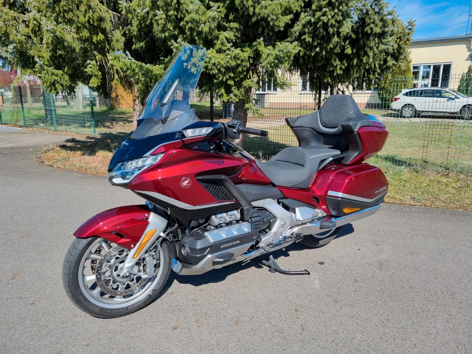 Honda GL1800 Tour DCT Gold Wing mit großem Topcase