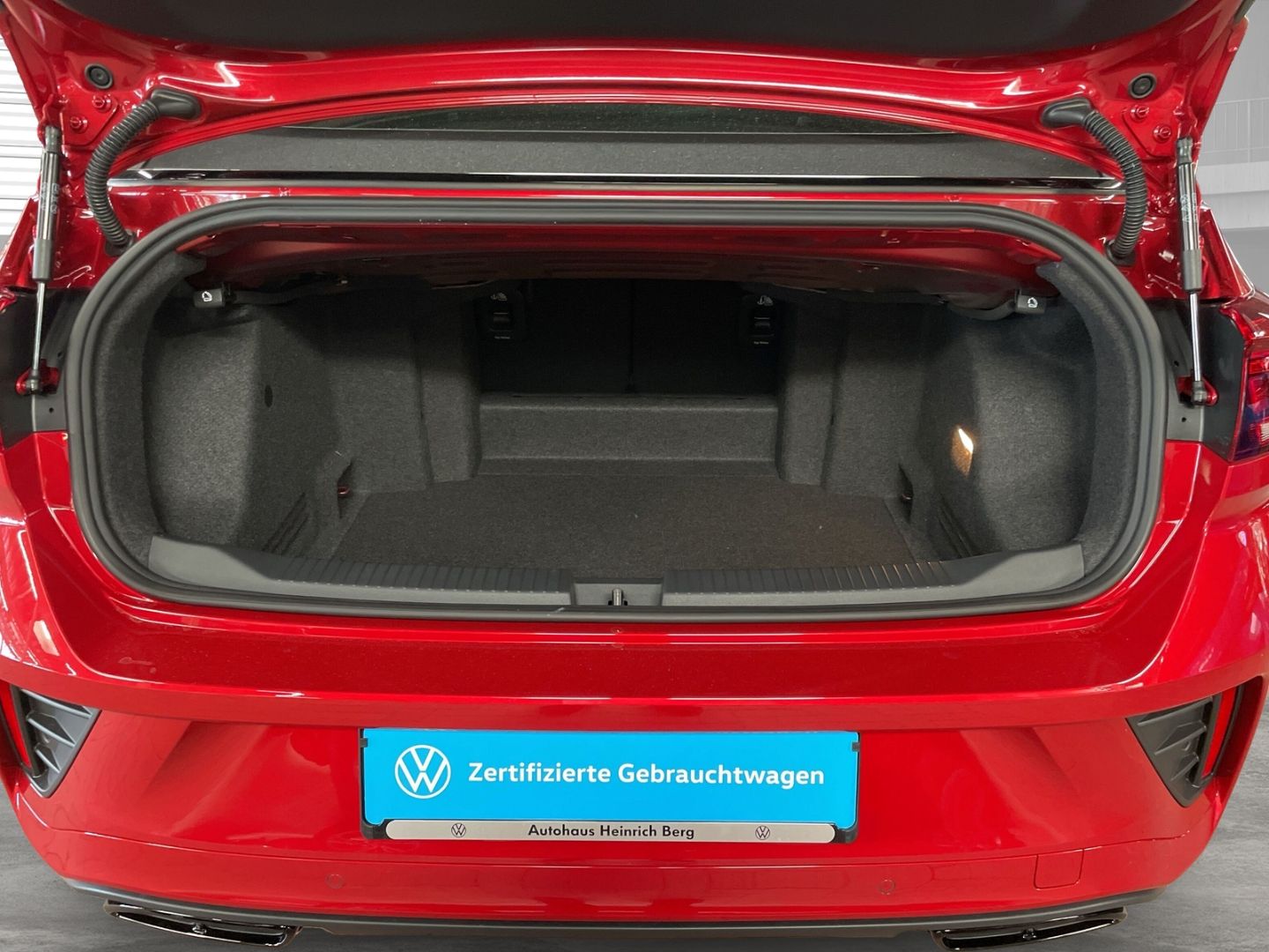 Fahrzeugabbildung Volkswagen T-Roc Cabriolet R-Line 1.5 TSI DSG Sportpaket Na