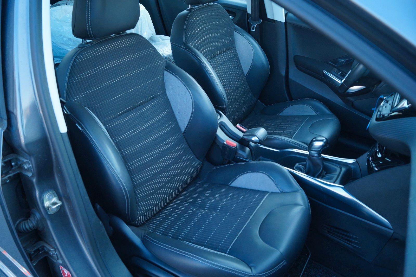 Fahrzeugabbildung Peugeot 2008 Allure *TÜV, Inspektion neu + Garantie