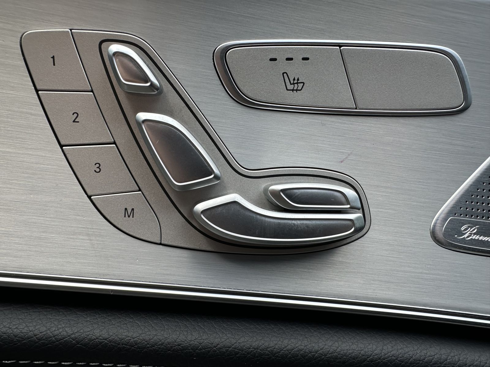 Fahrzeugabbildung Mercedes-Benz CLS 400d 4M AMG-Line NAV+LED+PANO+20ZO+BURMESTER